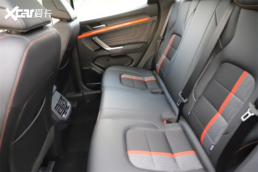 橙色元素勾画运动风帆，哈弗H4 PRO野外实拍