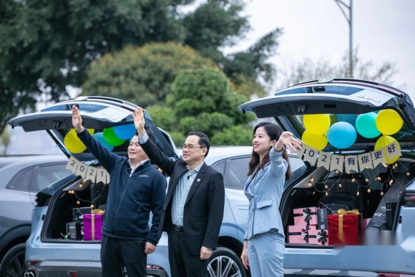 远程智能泊车，来看长安APA6.0骚操作