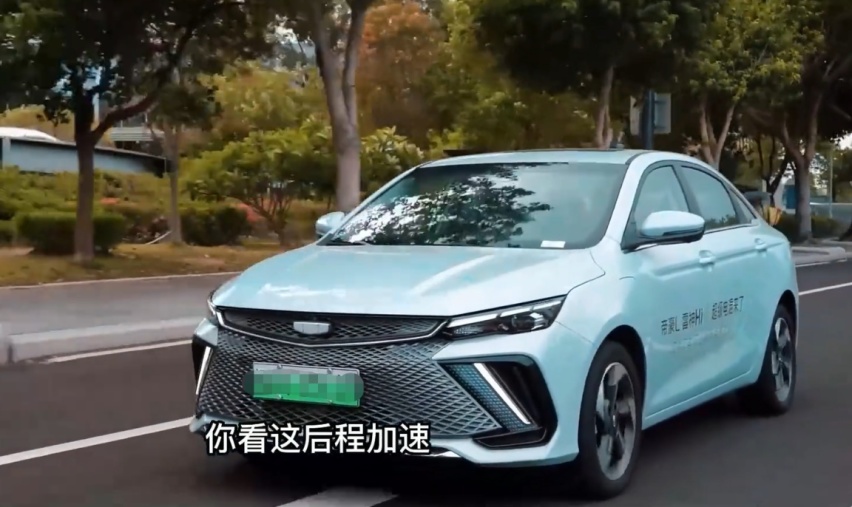 试驾中国最强的两款混动轿车，10多万预算，到底谁更适合你？