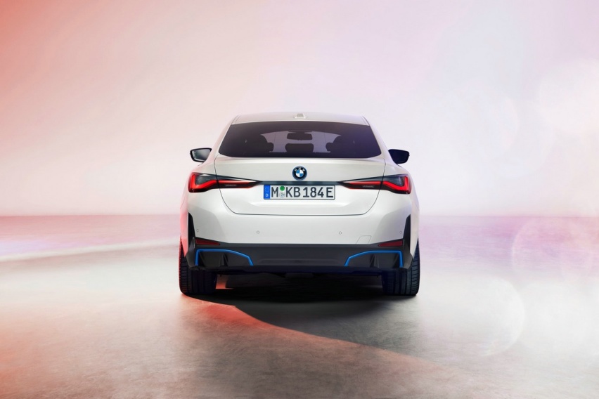 2022-BMW-i4-EV-11.jpg