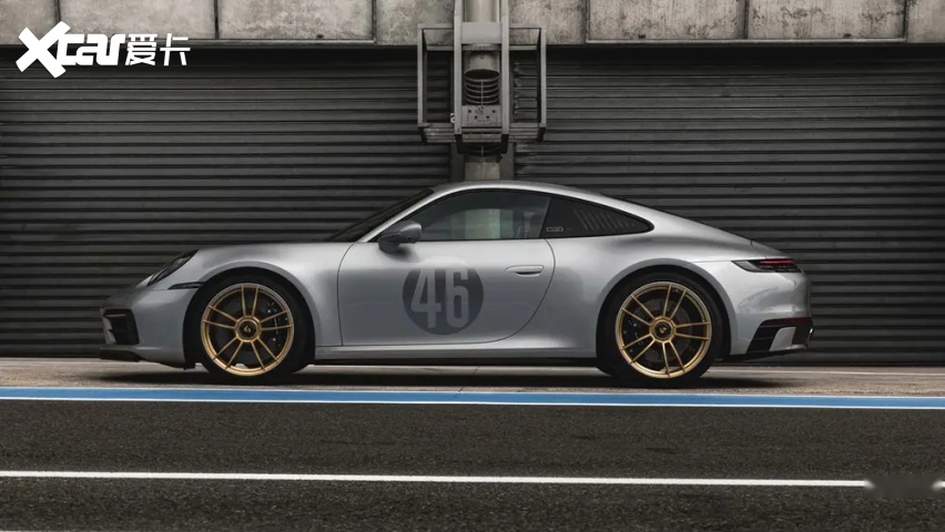 sl赛车和1998年参加比赛的保时捷911gt1赛车