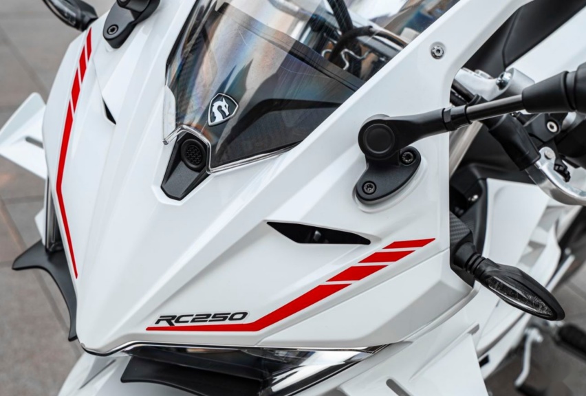 入手价不到1.5万？纯白赛科龙RC250：标配ABS、TCS，新手首选