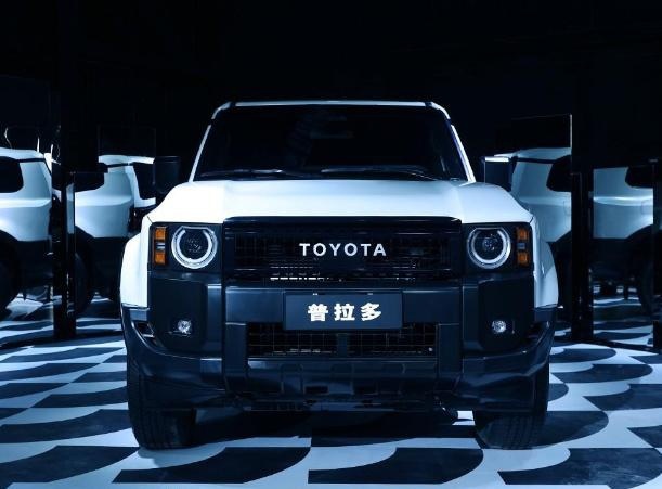 坦克700 Hi4-T上市，对比全新丰田普拉多谁更超值？