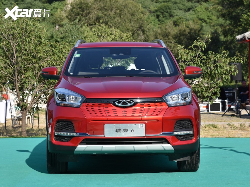 不仅在设计层面保留了许多瑞虎5x的元素,还增加了象征纯电动车身份的