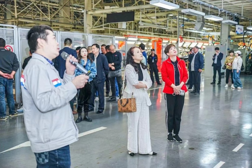 携手同行 绿动未来 东风富康e爱丽舍集中签约仪式在武汉召开