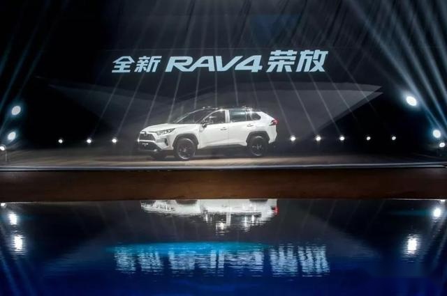全新RAV4荣放越级上市，硬汉外观配置硬核三种四驱，17.48万起售
