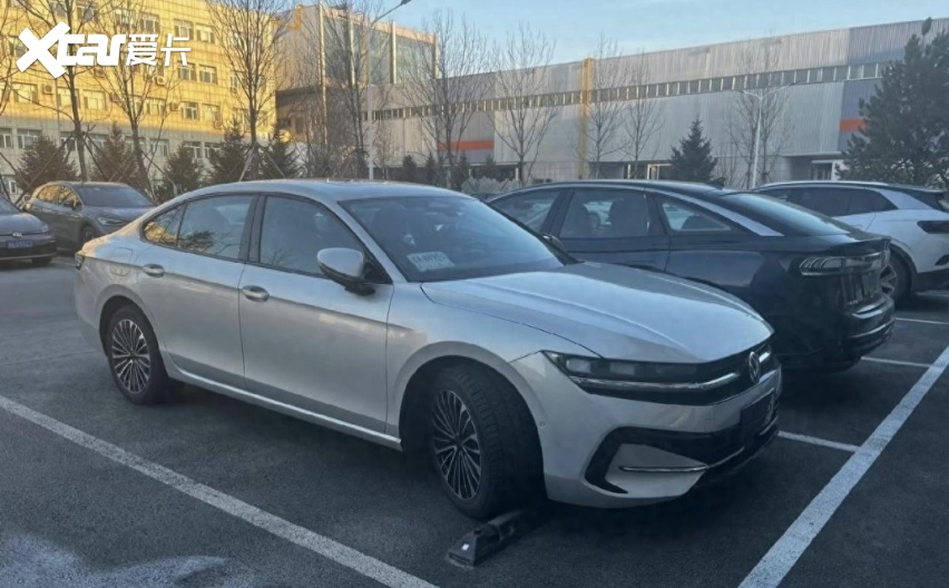 69万起售,全新大众迈腾实车曝光,内饰配备三块大屏-爱卡汽车爱咖号