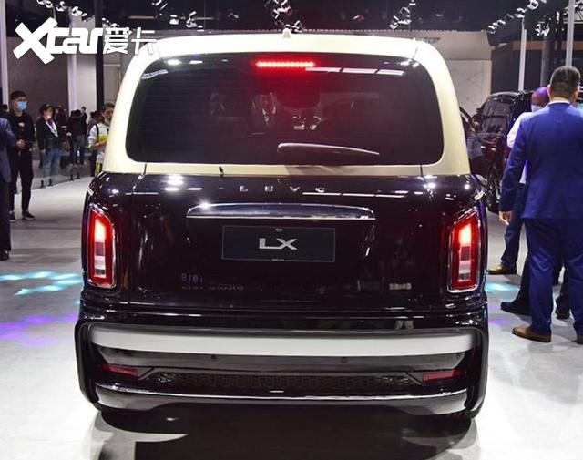 吉利的老爷车来了对开门双色车身车头还带飞马立标