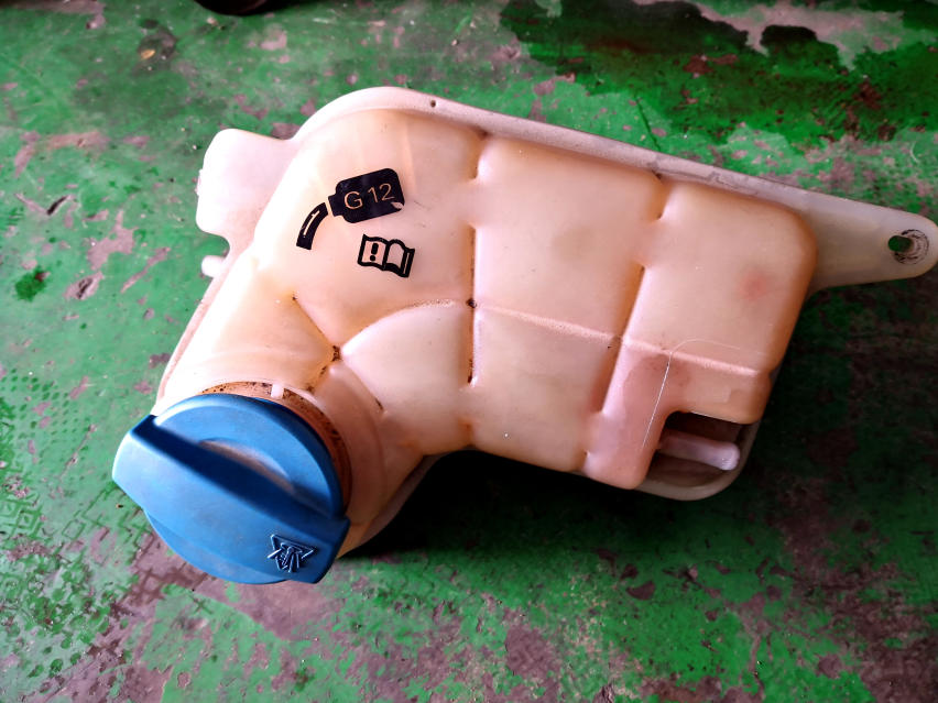 奥迪A6L更换机油滤清器底座总成
