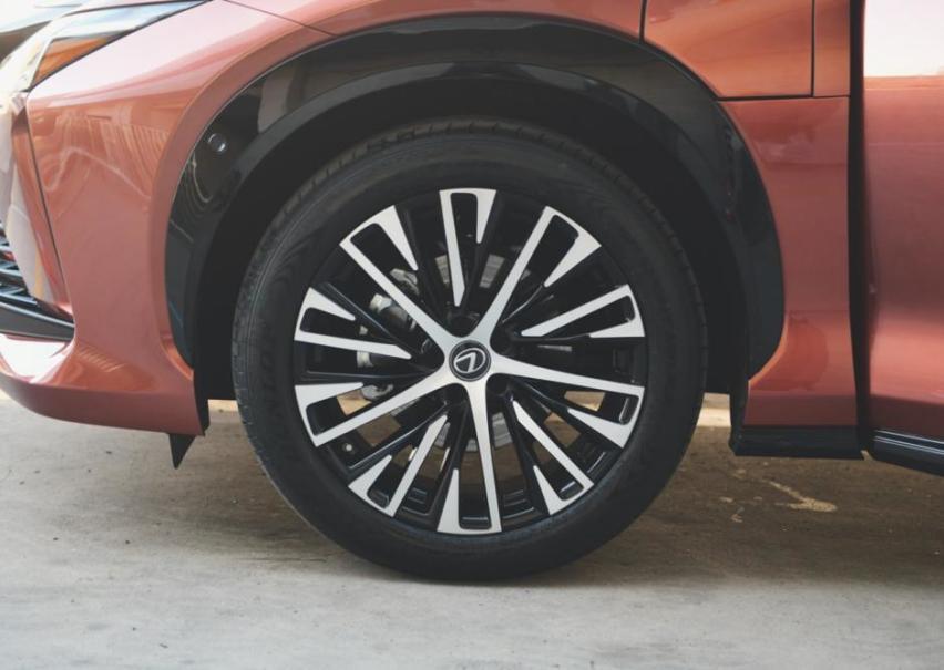 出自e-TNGA架构，定位纯电紧凑型SUV，雷克萨斯RZ偷偷露面