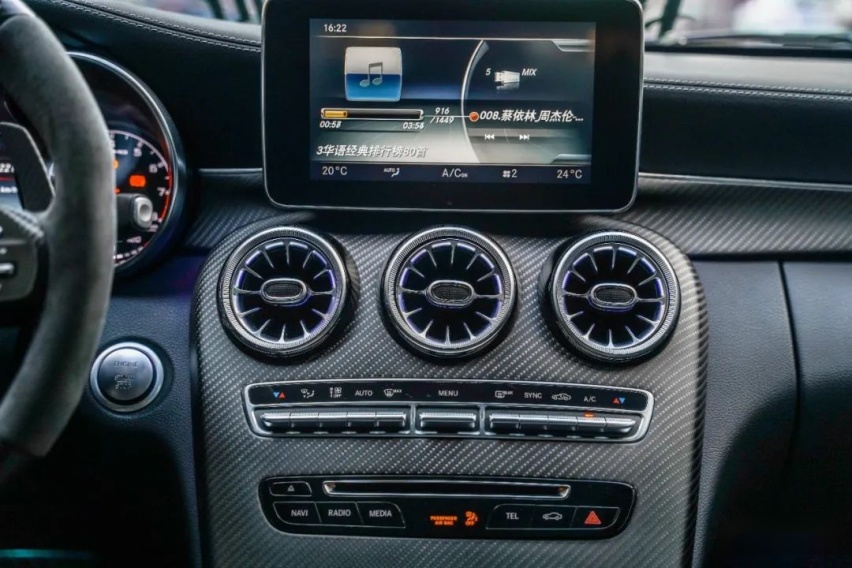气动姿态风的奔驰AMG C63 Coupe，趴在地上的它显得更加优雅