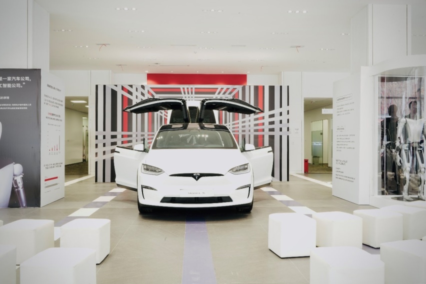 特斯拉Model X Plaid空降，人形机器人惊喜登场