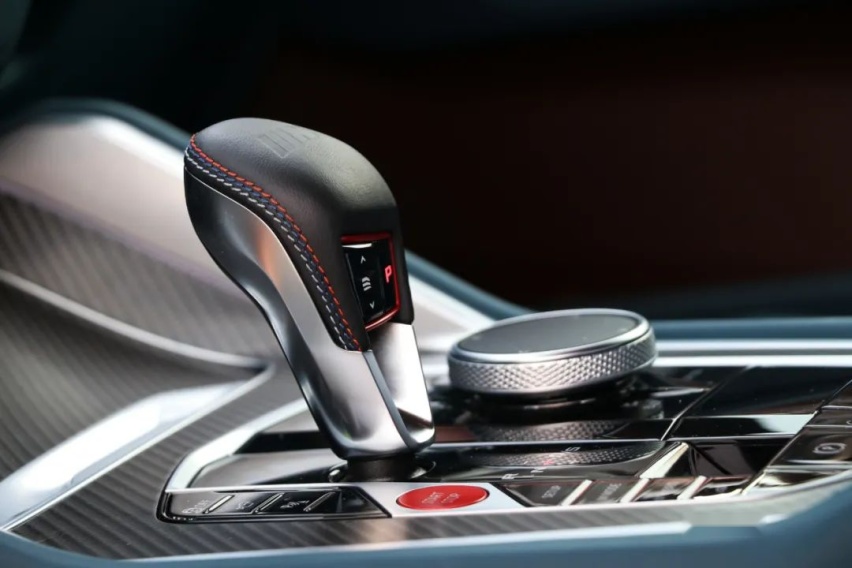 为何创新BMW XM是高性能电动豪华的未来？全方位体验后找到了答案