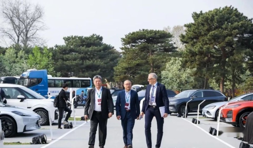 多年以后当你开着十万级的豪车在路上奔驰时候，一定会想起2023年的春天
