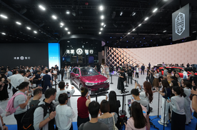 全新问界M7实车首秀 问界全系亮相成都车展