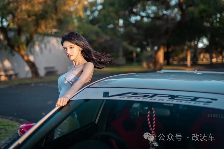 樱花粉点缀的竞技风11代斯巴鲁WRX STI，小姐姐都表示无法抗拒