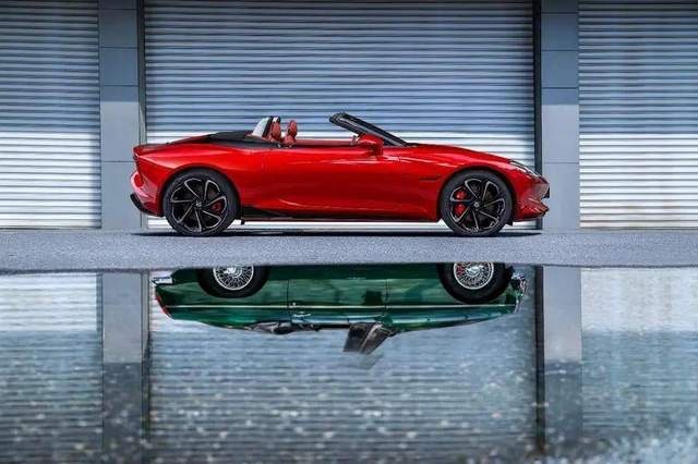 中国人造的首款纯电敞篷跑车！MG Cyberster上市，31.98万
