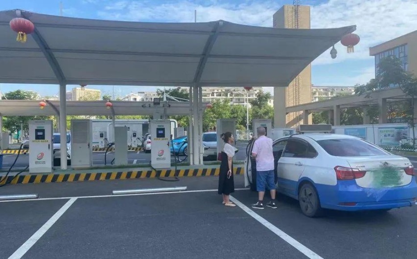 ▲网约车司机在某超充站向记者吐槽营运成本高