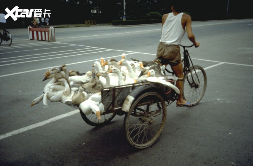 汽车在雪地打滑,为什么一个轮子转,另一个不转?