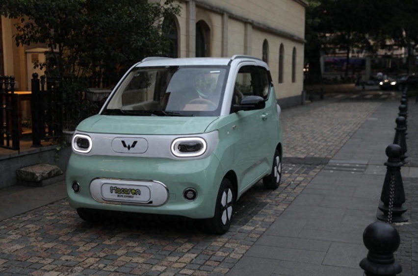 同为热门5万级代步车！宏光MINIEV第三代马卡龙和糯玉米，该选谁？