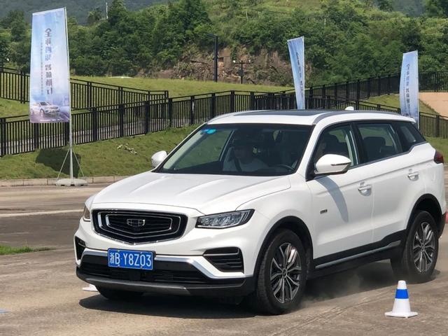 试驾博越PRO:搭载保时捷、路虎同款四驱,性能表现优异