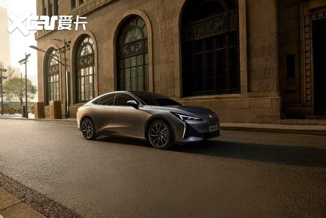 为什么越来越多人,把“第一台新能源车”换成极狐?