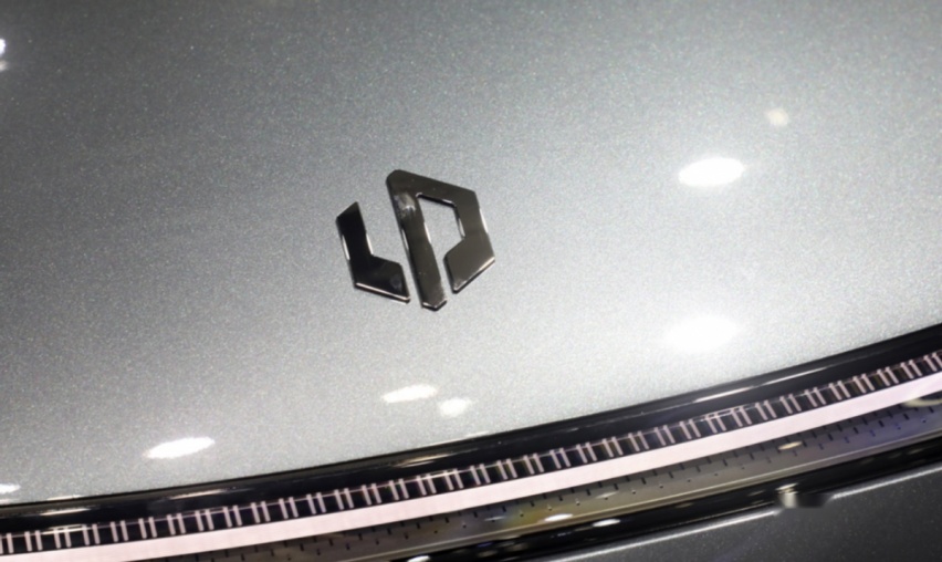 零跑C10上市，12.88万起的纯电中型SUV，打了谁的脸？