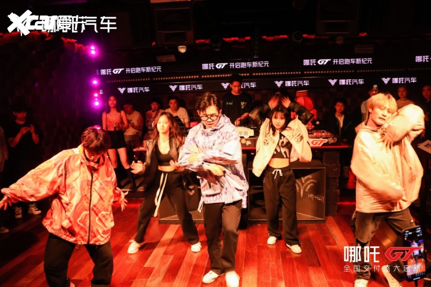 上市即交付，哪吒GT首批车主诞生