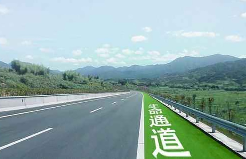 湖北交警通报：超过15000辆车因违法占用应急车道被车主举报