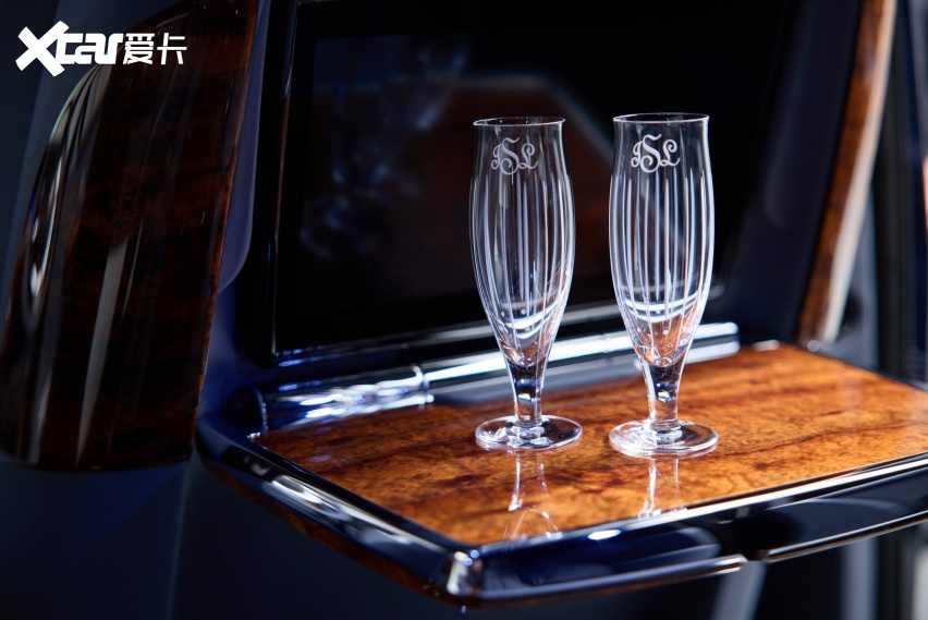 幻影"相思木"高级定制车型配备的水晶香槟酒杯幻影"相思木"高级定制