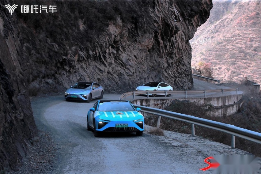 见证成都首批哪吒S用户提车：开最美的车，看最美的景