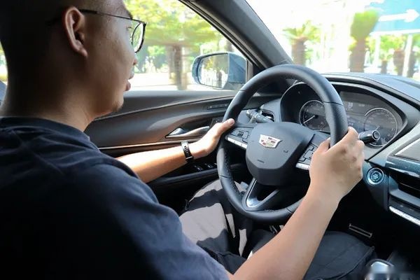 只要23万！年轻人的“大后超”，凯迪拉克CT4你买账吗？