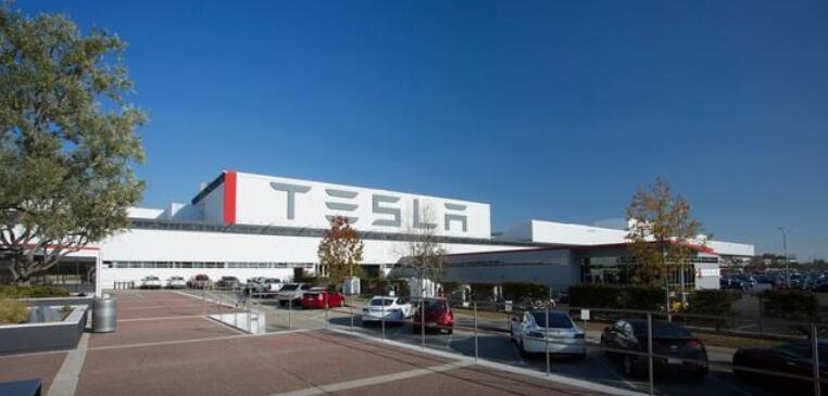 “外来的和尚会念经”？Model 3一降再降 真爱粉却不埋单
