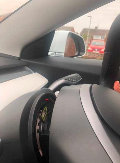 行驶过程中方向盘脱落！特斯拉Model 3惊魂一幕