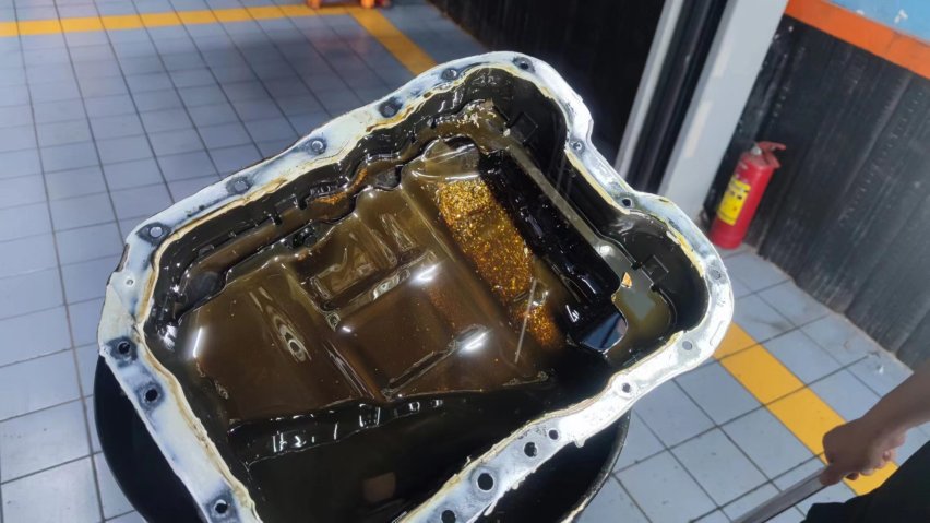 清洁油泥不要随便操作油底壳被打碎