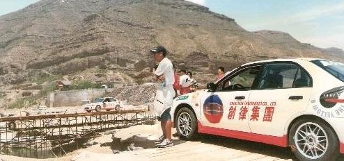 柯受良飞越黄河壮举，网络大侠：油门到底就过去了，真的吗？