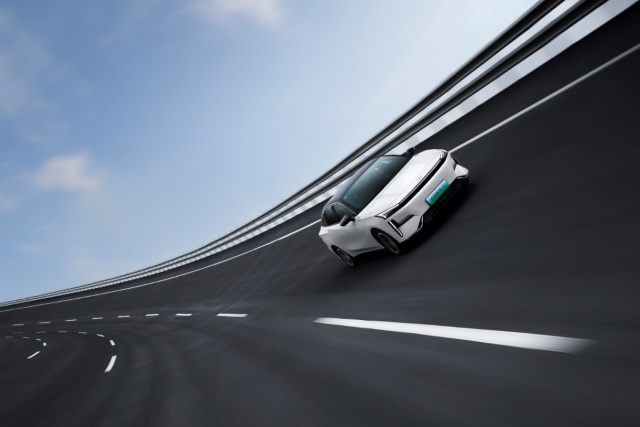 极速247km/h，紧急避险80km/h，银河L6成20万级“操控王