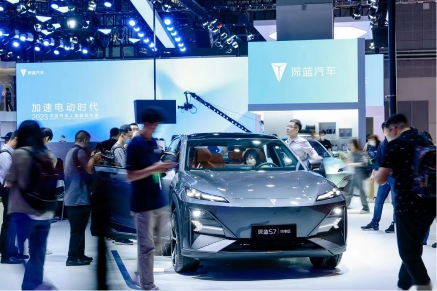 上海车展丨实拍深蓝S7，化妆镜带屏幕，配女王副驾，还看Model Y？