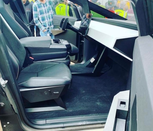 特斯拉Cybertruck内饰首次曝光，新车有望年内量产