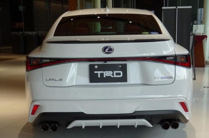 新知达人, 雷克萨斯IS TRD版实车 运动套装+下扩散器+2.5L混动