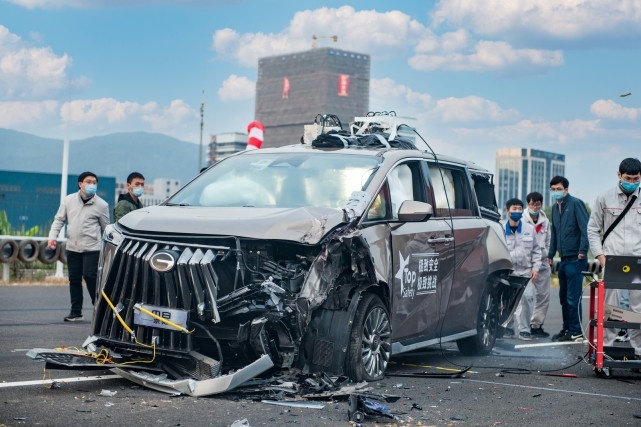 MPV被两台大货车夹击碰撞还安全吗？传祺M8宗师“以身试法”