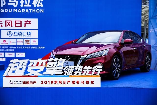 超变擎领势先行！东风日产成都马拉松开跑，3万跑友赛场挥洒激情