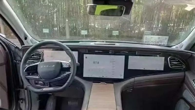 又是一次设计上的尝试，星途新款揽月实车谍照曝光，一身奔驰味