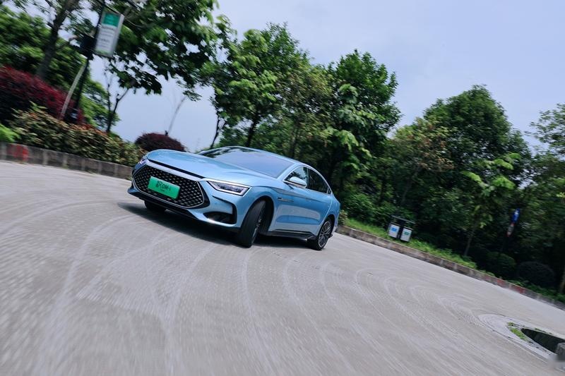 实测汉DM-i冠军版，亏电油耗仅4.3L，还买合资B级轿车？