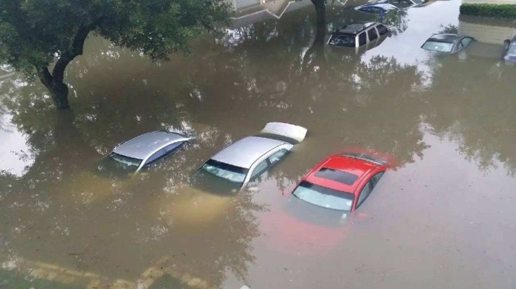 暴雨来袭，车怎么开才安全？万一泡水怎么理赔？