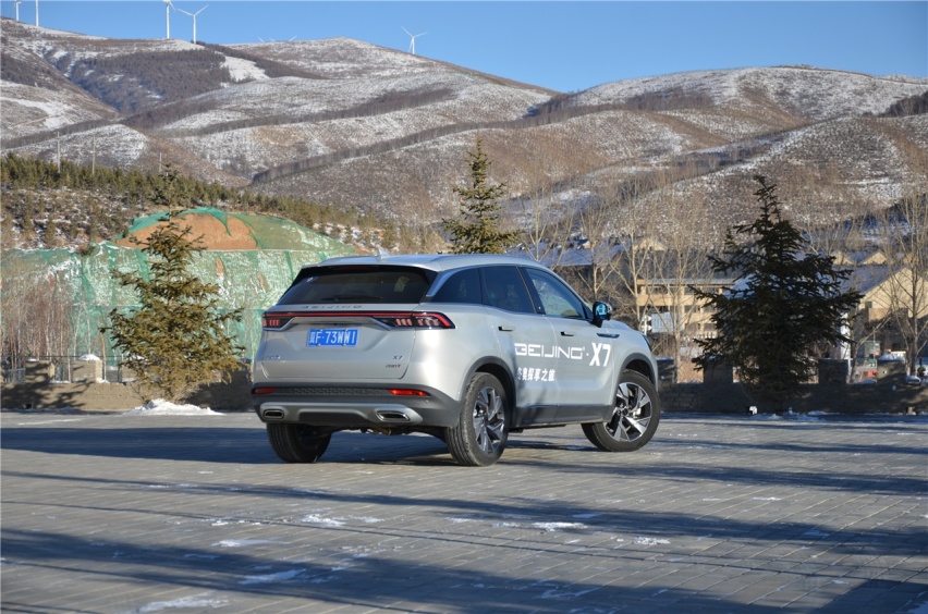 试驾BEIJING-X7 拥有同级最长的轴距和行政轿车的静谧性