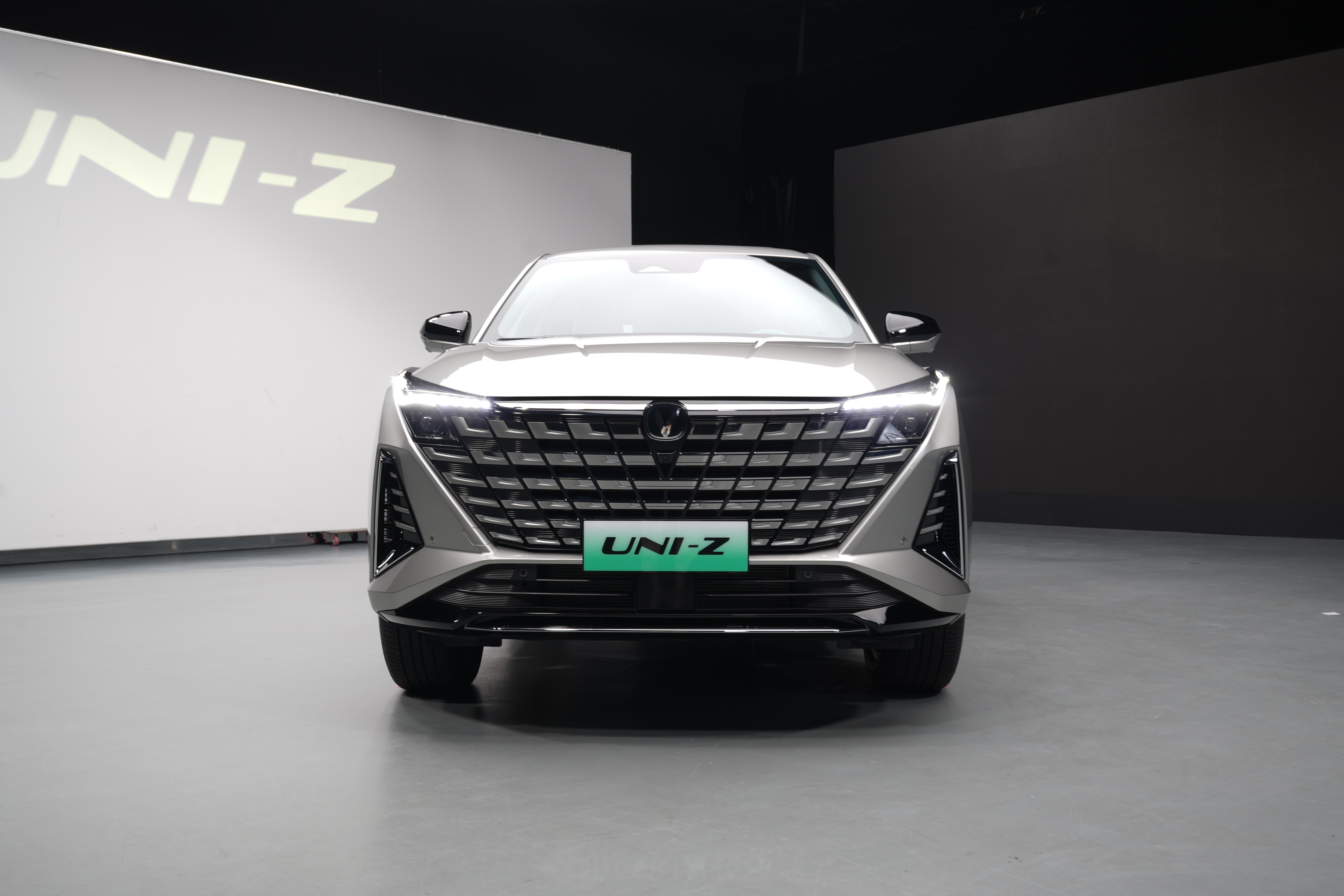 插混新勢(shì)力崛起!吉利星艦7 EM-i與長(zhǎng)安UNI-Z新能源爭(zhēng)鋒相對(duì) 插混新勢(shì)力崛起!吉利星艦7 EM-i與長(zhǎng)安UNI-Z新能源爭(zhēng)鋒相對(duì)