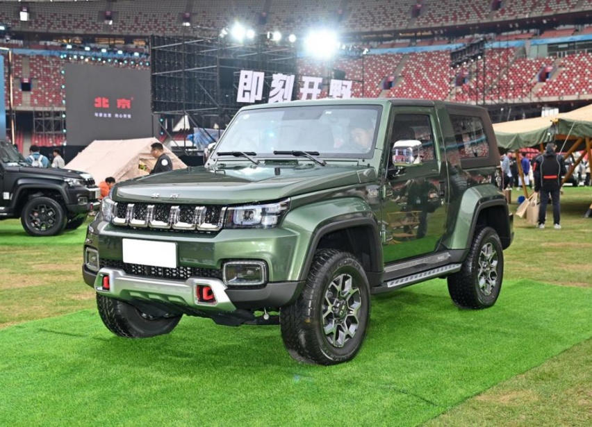 BJ40也推出荣耀版，价格降得不多，优惠倒是多了一些