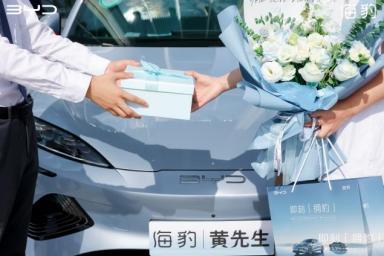 即刻“拥豹”，重庆首批海豹客户集中交付