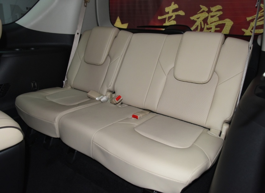 车长超5米3，后排座椅可放平，搭载5.6L V8引擎，气场比奥迪Q7强